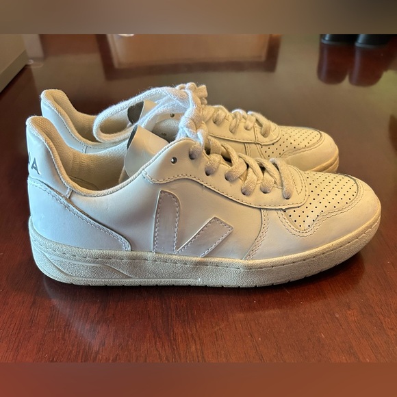 Women's White Leather Veja
Sneakers EU 36 US 5 - Picture 1 of 6